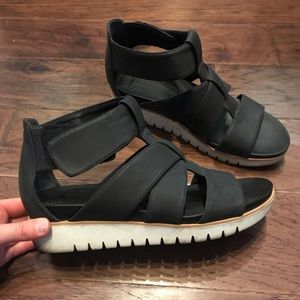 BLACK STRAPPY PLATFORM SANDALS
